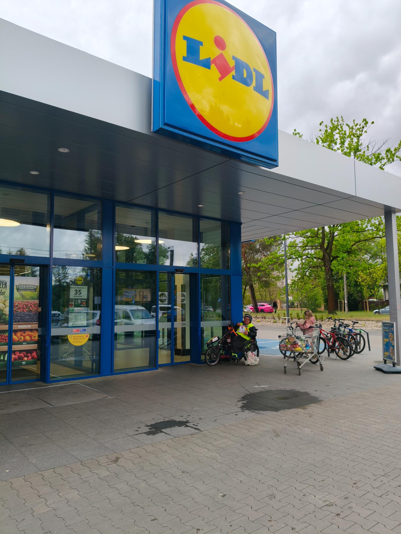 Zdjęcie do wpisu: zbiórka dla Zbyszka przy Lidlu Józefowie po wczorajszym przyjeździe Żnina 🏅 za udział podziękowania dla ludzi którzy mnie wspierają wszelką pomocą